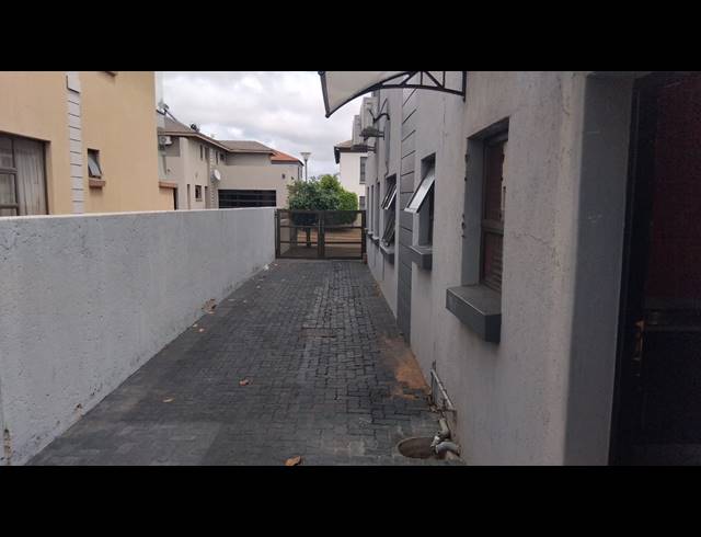 4 BEDROOM FREEHOLD FOR SALE IN WOODHILL ESTATE